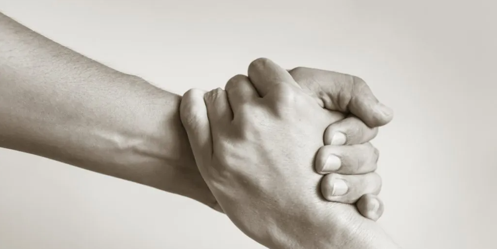 Mãos conectando pessoas
